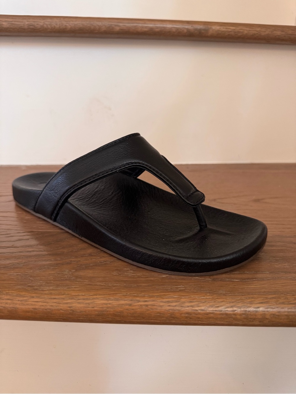OluKai KIPE'A LIPI Flip Flops Black Leather Women’s Size 7